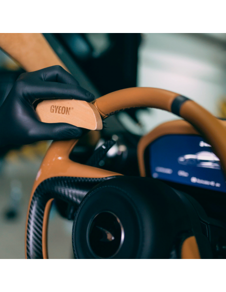 Gyeon Q²M LeatherBrush uso - Car Care Europe